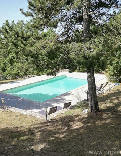 L'espace piscine, avec sa belle plage dallée, ses transats pour profiter de purs moments de détente en pleine sérénité dans la location de vacances La Poncette à Reillanne en Luberon
