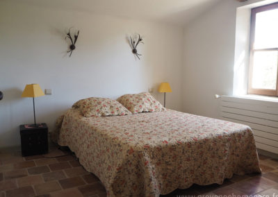 Chambre avec grand lit double, chevets, fenêtre ensoleillée, à l'étage, maison gérée par l'agence Provence Home care