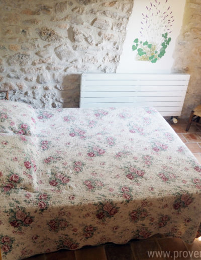 La chambre de l'étage , un cocon authentique ou s'allient la pierre, la tommette et le bois dans des ton doux et reposant pour des nuits paisibles au sein de la location de vacances La Poncette située à Reillanne dans le Luberon.