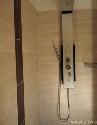 La grande douche italienne avec sa colonne équipé d'un ciel de douche et d'une douchette pour une utilisation optimale et confortable. La location La Poncette est bien équipée pour vous assurer des vacances sous le signe de la détente et du bien être, à Reillanne, dans le Luberon.