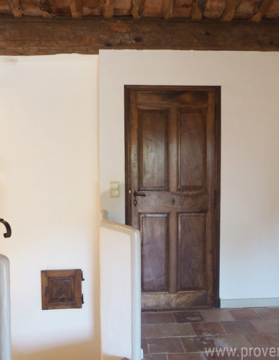 L'intérieur de la maison authentique et chaleureux alliant le bois et la tommette avec gout et des murs blancs pour la luminosité dans la locations de vacances La Poncette située à Reillanne dans Le Luberon.