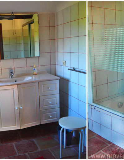 La salle de bain du premier étage est équipée d'un meuble vasque avec de nombreux rangement, une baignoire et un placard coulissant vous apportant tout le confort nécessaire à un séjour agréable dans la location de vacances La Poncette située à Reillanne dans le Luberon.