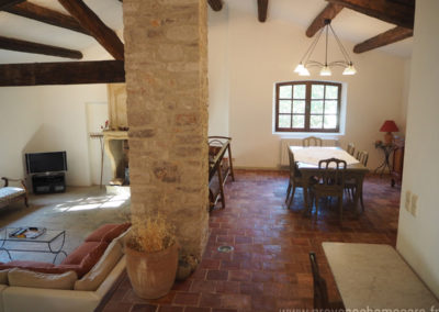 Salle à manger et salon télévision, canapé, grande table et chaises, tomettes anciennes, maison restaurée dans la tradition provençale gérée par l'agence Provence Home care