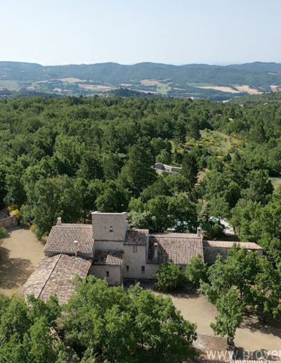 Vue aérienne avec la nature environnante et les beaux paysages montagneux de la location de vacances La Poncette à Reillanne dans le parc naturel régional du Luberon.