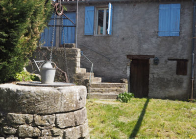 Puits au premier plan, dans la cour intérieure, maison gérée par l'agence Provence Home care