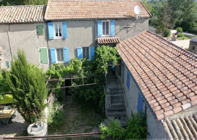 Vue aérienne de la cour, escaliers et petite terrasse, maison gérée par l'agence Provence Home care