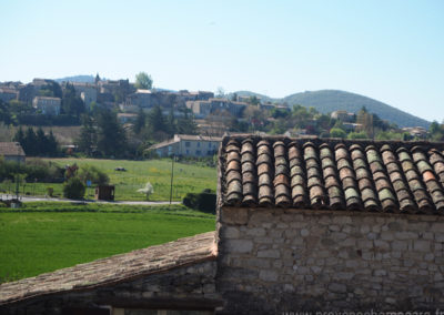 Vue du village médiéval de Dauphin dans le Luberondepuis la chambre, maison gérée par l'agence Provence Home care