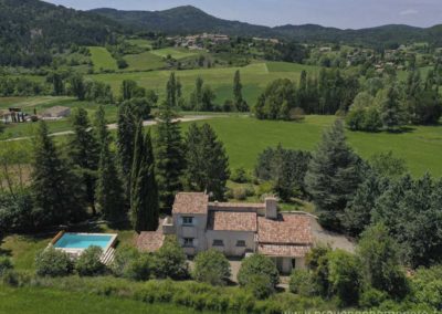 Les Gavottes, location de vacances située au Revest des Brousses, charmante maison familiale avec 5 chambres, piscine privée, terrain de boule sur un grand jardin arboré au coeur de la Provence.