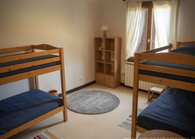 Chambre dortoir, avec 4 lits superposés, tapis de sol, meuble rangement, lampes de chevet, fenêtre sud