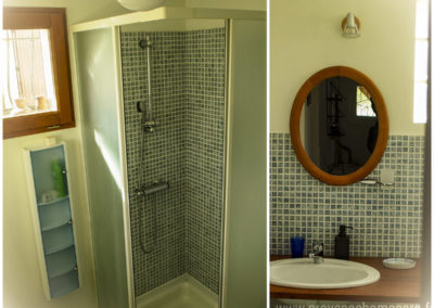 Salle d'eau, cabine de douche, lavabo, miroir, fenestron