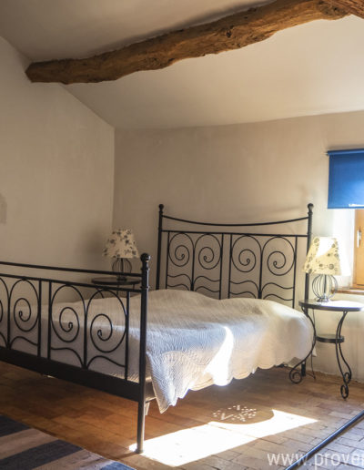 La chambre double du deuxième étage avec ses tonalités douces et reposantes pour des nuits paisibles dans la location de vacances La Norgère à Mane en Provence.
