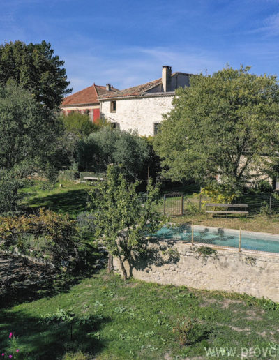 La piscine et ses alentours végétalisés et arborés pour des moments conviviaux et détente en famille ou entre amis dans la location de vacances La Norgère à Mane en Provence