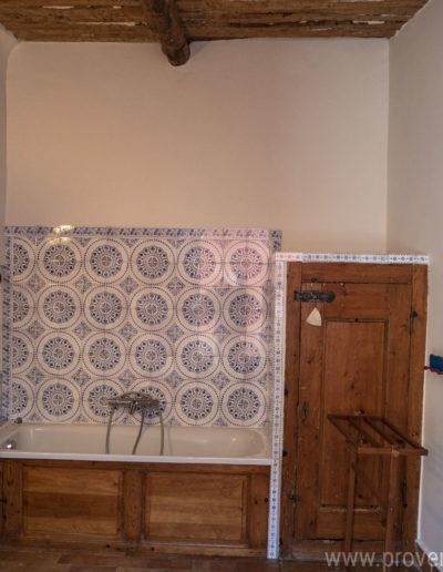 Bois, faïence, poutre apparentes pour la salle de bain avec baignoire du gîte de vacances La Norgère situé à Mane au coeur de la Provence.