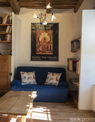 Espace salon télévision cocooning avec ses canapés confortables et ses matériaux chaleureux pour des moments détentes assurés dans cette location de vacances au gîte La Norgère au cœur de la Provence.