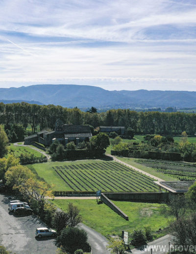 Le musée de Salagon et ses jardins verdoyant sous un soleil radieux tout proche de la location de vacances La Norgère, à Mane en Provence.