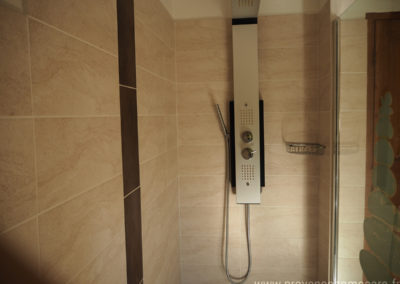 Douche italienne, jets multiples dans la salle de bain de la suite parentale à l'étage, maison gérée par l'agence Provence Home care
