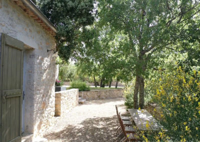 allée gravillonnée devant la maison, tables et chaises pour repas extérieur, arbres, maison gérée par l'agence Provence Home care