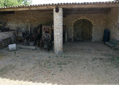 Machines agricoles anciennes traditionnelles dans la cour à l'arrière de la maison, dsous toiture grange, table de ping-pong, maison gérée par l'agence Provence Home care