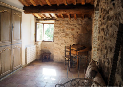 Petit bureau secrétaire et banquette à l'étage, hall qui dessert les trois chambres, pierres et tomettes Provençales, maison gérée par l'agence Provence Home care