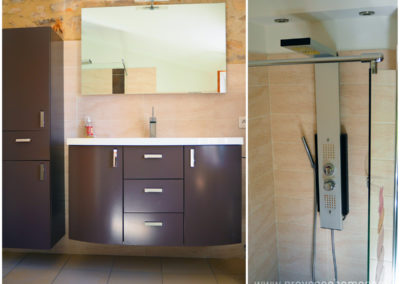 Vue salle de bain de la suite parentale à l'étage, meuble lavabo et placard avec miroir, douche italienne jets multiples, maison gérée par l'agence Provence Home care