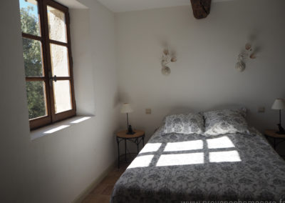 Suite parentale, avec grand lit double, fenêtre orientée sud-est chevets, maison gérée par l'agence Provence Home care