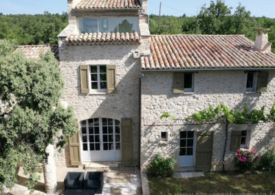 Vue sur la façade de la maison, solarium, terrasse avec salon de jardin, fleurs, maison gérée par l'agence Provence Home care