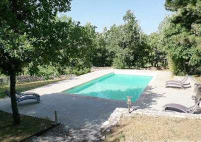 Piscine à l'eau claire avec transats sur grand terrain arboré et ombragé dans le Luberon, grande maison gérée par Provence Home Care