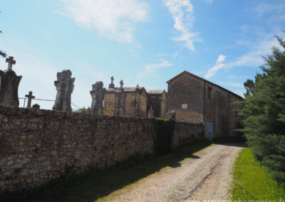 Chemin menant à la propriété, cimetière ancien, maison gérée par l'agence Provence Home care