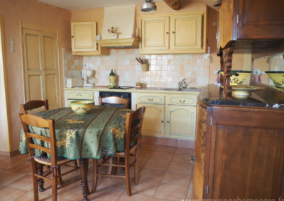 Coin repas, devant la cuisine équipée, table et chaises, rangements, maison gérée par l'agence Provence Home care