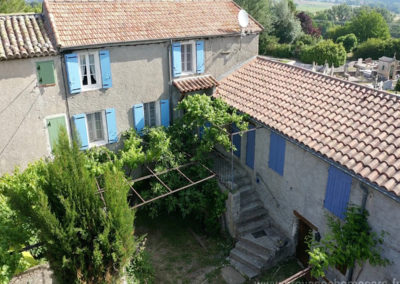 vue aérienne de la maison et la cour intérieure, maison gérée par l'agence Provence Home care