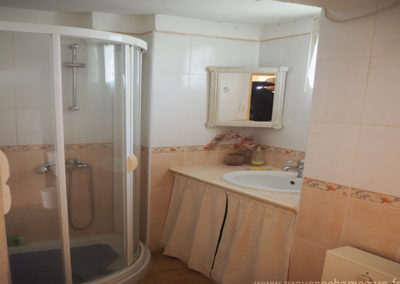 Salle de bain avec cabine de douche, lavabo et toilette, maison gérée par l'agence Provence Home care