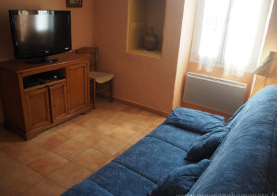 Petit salon télévision, avec canapé convertible, fenêtre donnant sur la cour, maison gérée par l'agence Provence Home care