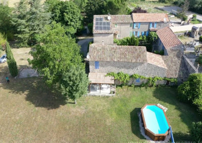 Vue aérienne de la piscine, la maison,et la cour, propriété gérée par l'agence Provence Home care