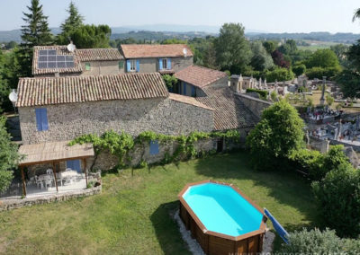 Vue aérienne de la piscine et la maison maison gérée par l'agence Provence Home care