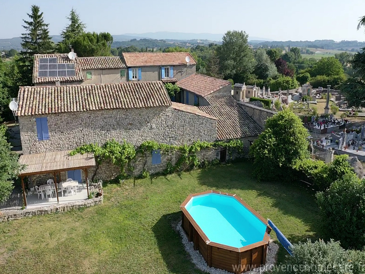 Vue aérienne de la piscine et la maison maison gérée par l'agence Provence Home care
