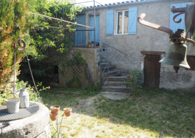 Cour intérieure avec le puits, escaliers donnant sur l'entrée de la maison gérée par l'agence Provence Home care