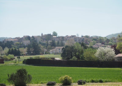 Campagne de Dauphin dans le Luberon, devant le village médiéval de Dauphin, maison gérée par l'agence Provence Home care